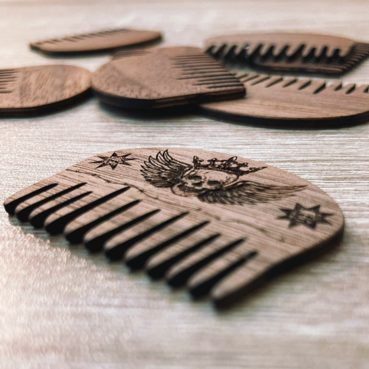 Peigne Mr. Bad – Mini peigne en bois de noyer américain | Personnalisable