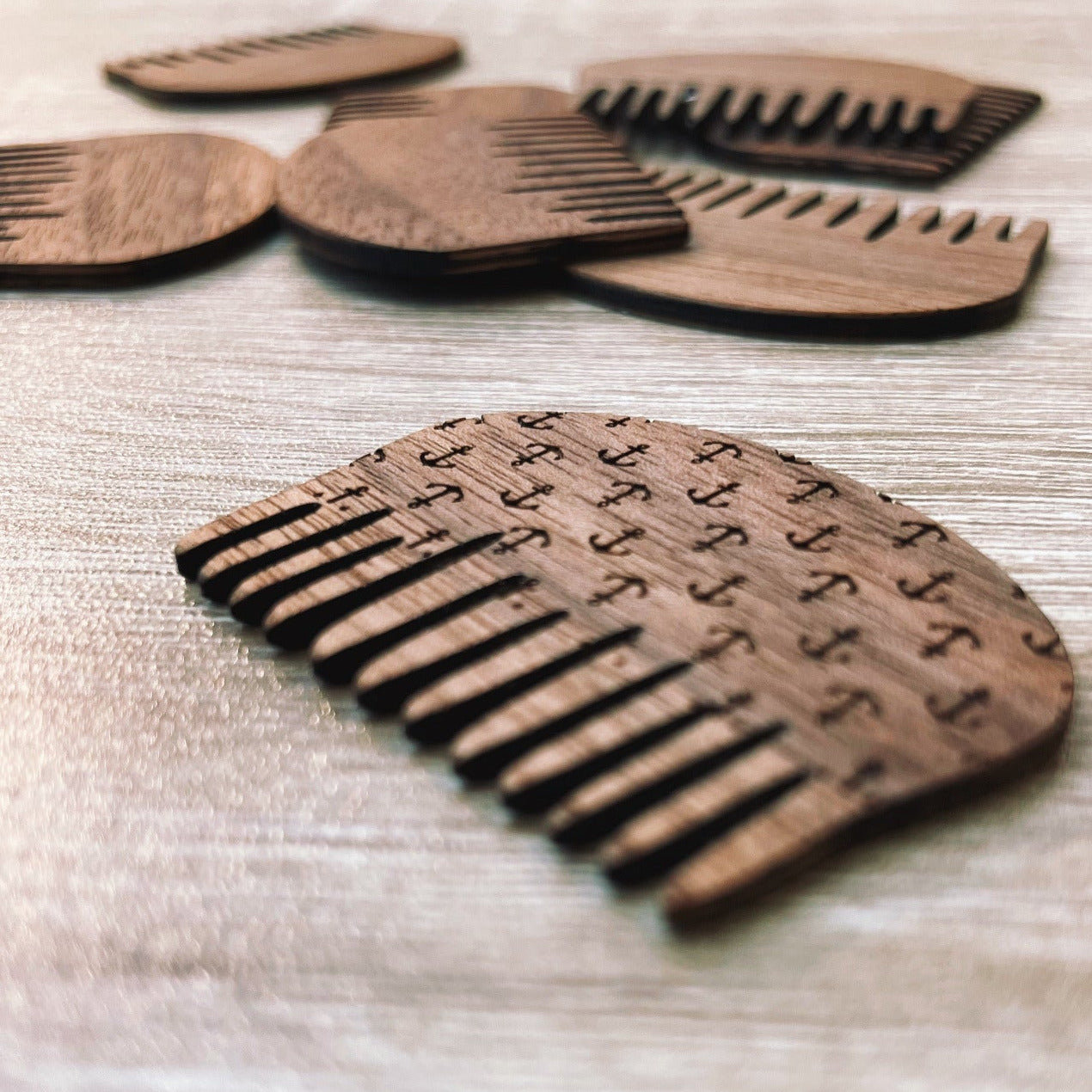 Peigne Le Breton – Mini peigne en bois de noyer américain | Personnalisable